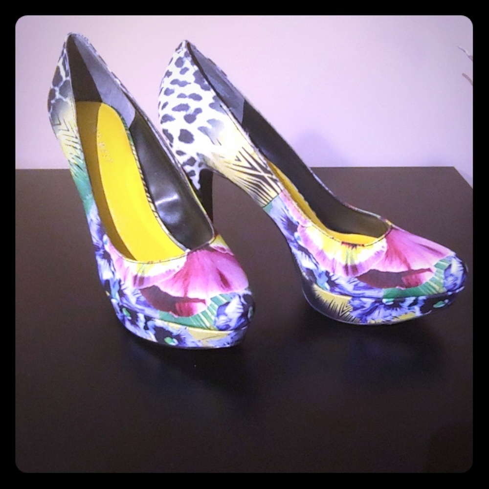 🪁2/$40 Nine West Multi Floral Print Heels